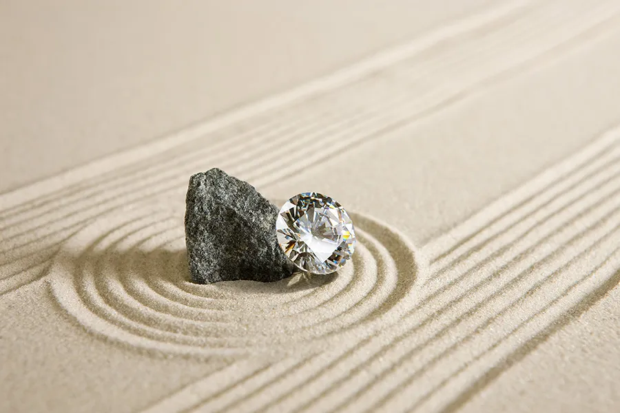 国産モアサナイトで遺骨を宝石に。国内生産の強みとは